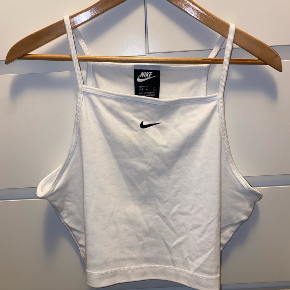 Nike crop top tank read describes